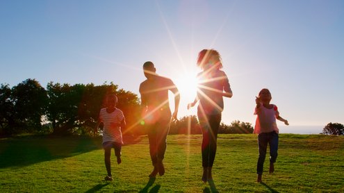 Menschen laufen in der Sonne.